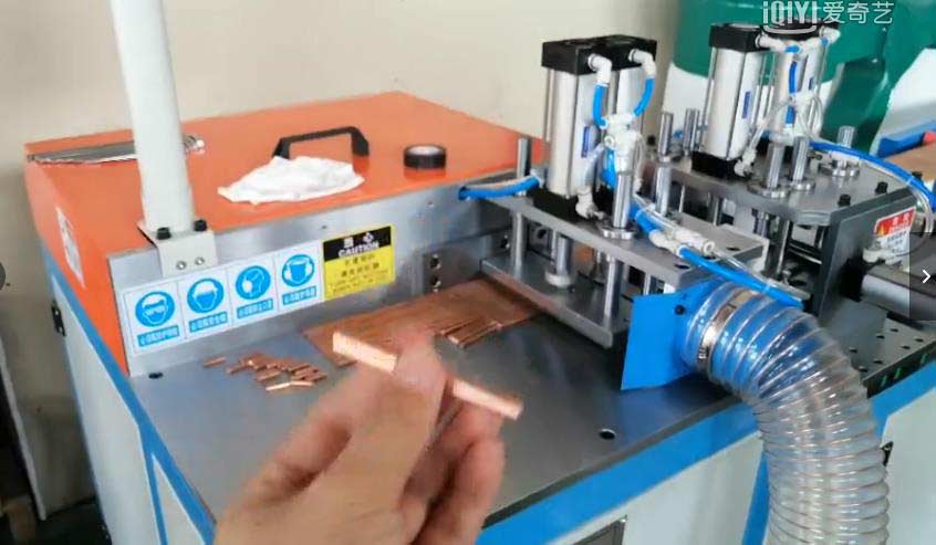 走進銅料全自動切割機鋸切現場-銅材那么貴,你還敢浪費?