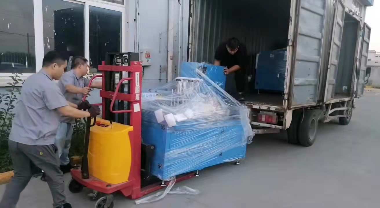 中秋假期第一天,我司一次性發(fā)貨兩臺全自動切鋁機